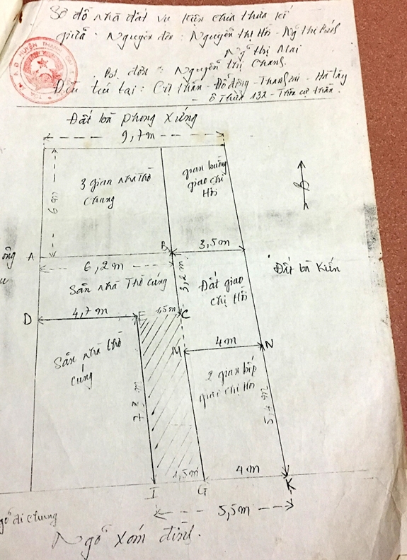Tòa án Nhân dân huyện Thanh Oai vẽ sơ đồ thửa đất và phân chia quyền trông nom, quản lý theo nội dung Bản án số 04DSST.